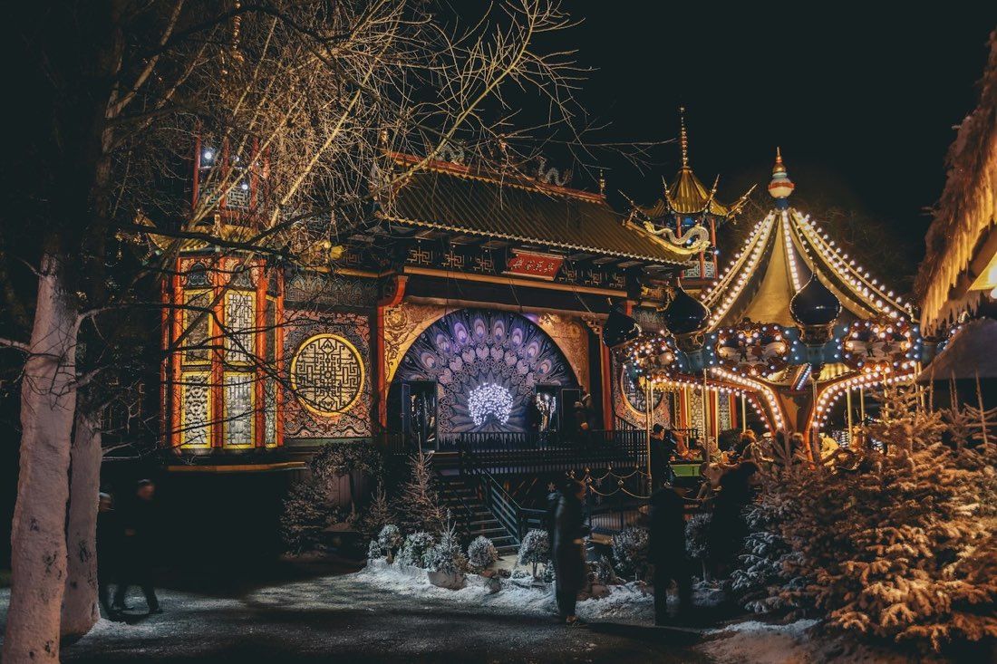 Театр пантомимы в парке Tivoli в рождественских огнях