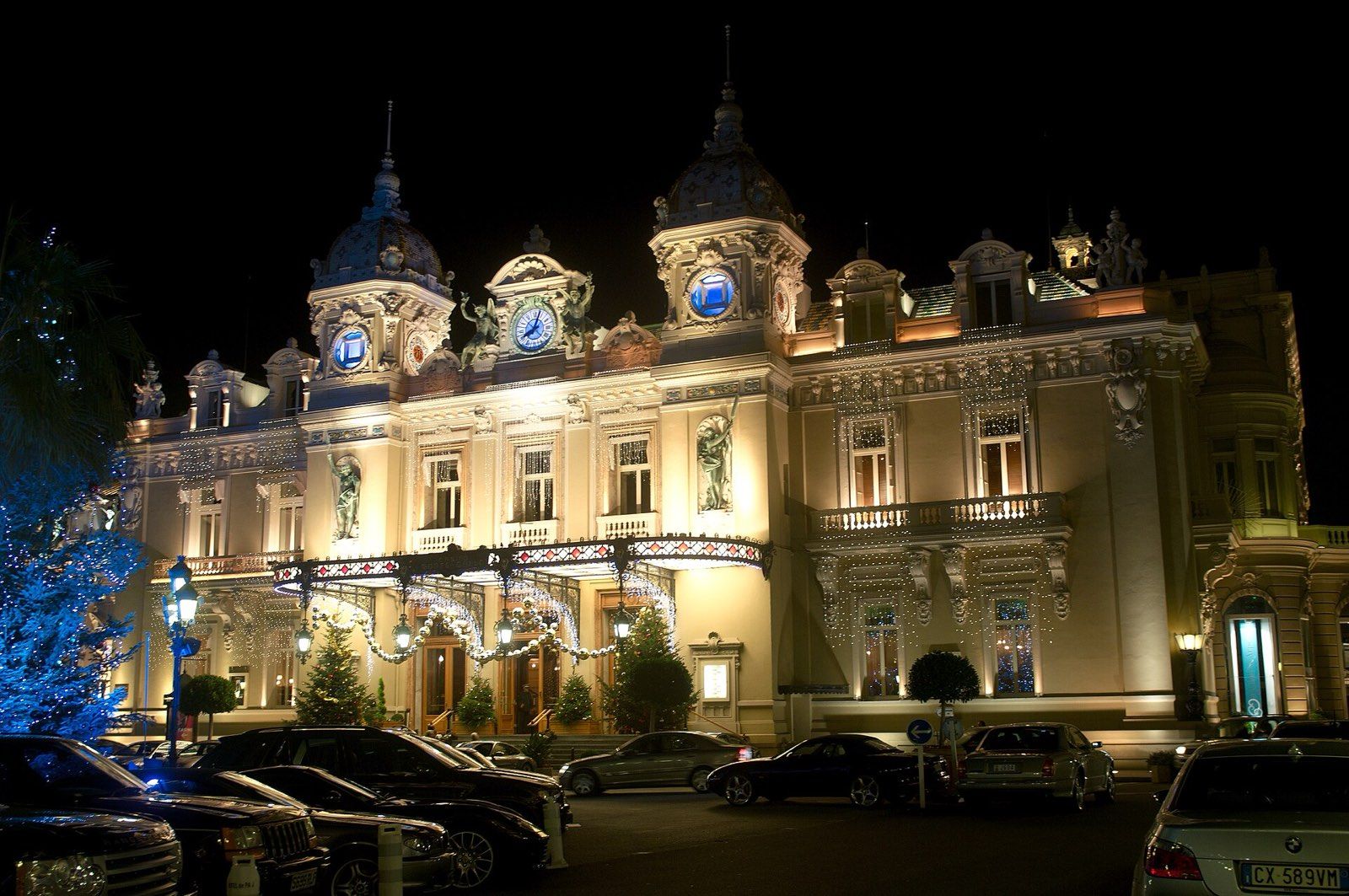 Казино Монте-Карло в гирляндах