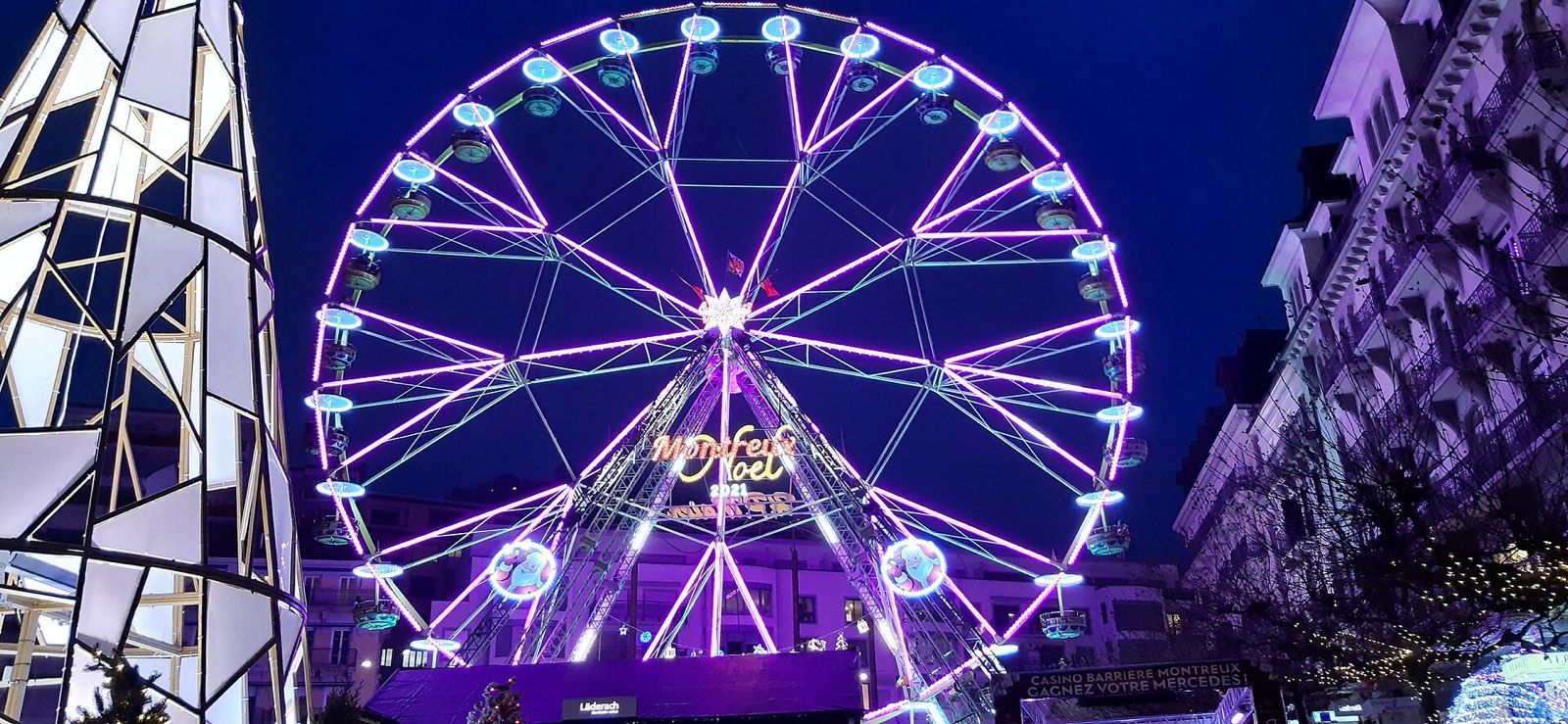 Колесо обозрения Montreux Noël ночью