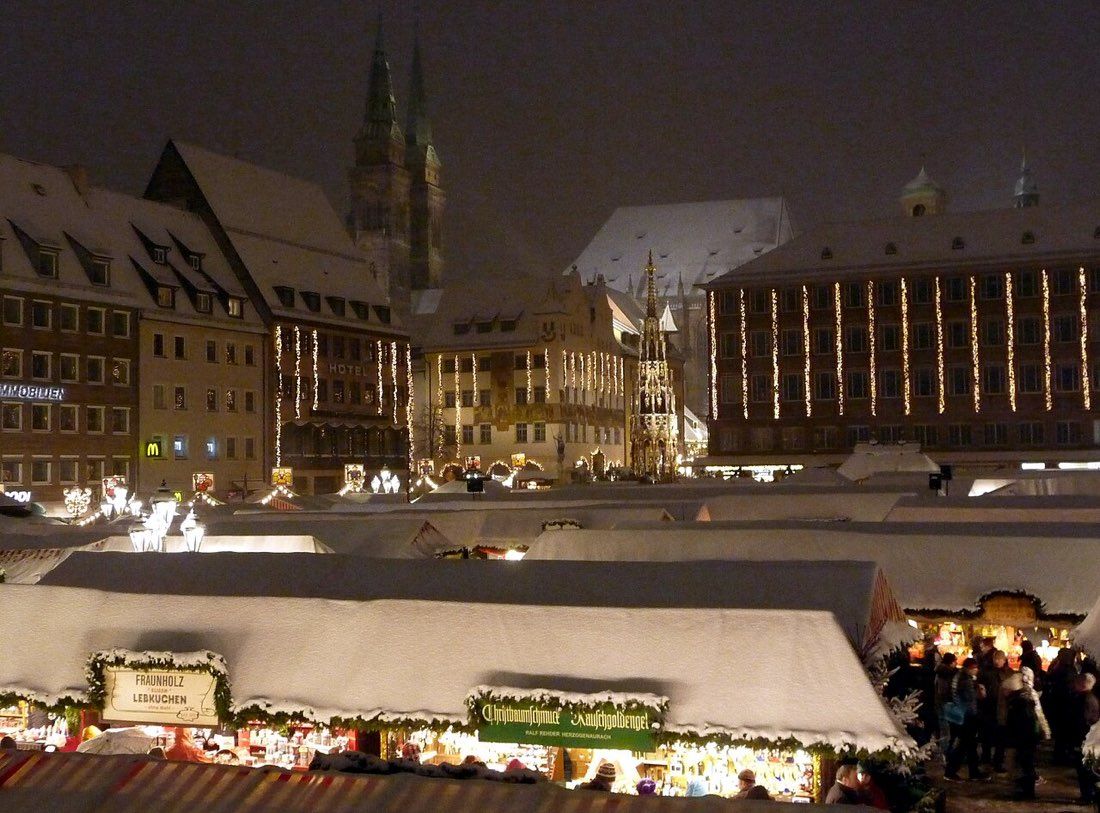 Крыши палаток Christkindlesmarkt на главной площади Нюрнберга