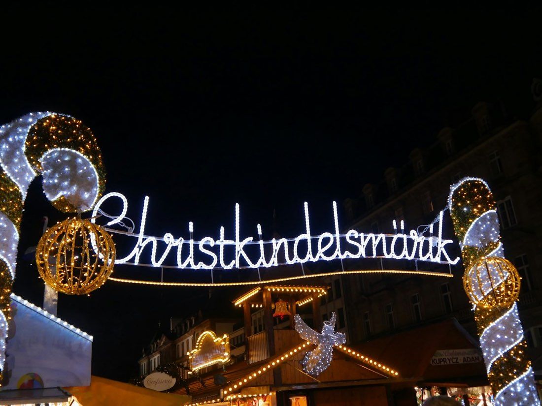 Световая вывеска Christkindelsmärik в Страсбурге