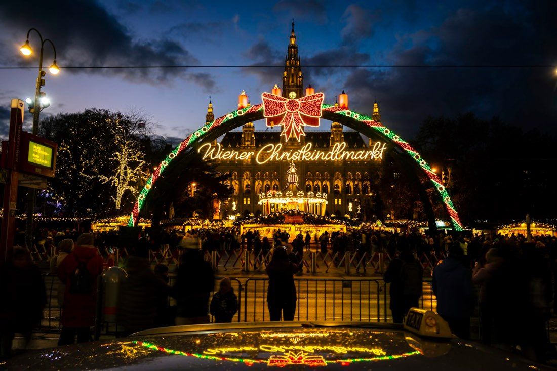 Арка Wiener Christkindlmarkt перед Венской ратушей